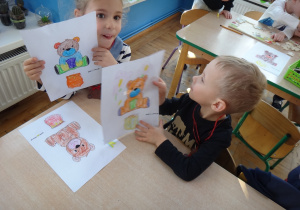 Dzieci pokazują obrazki przedstawiające misia